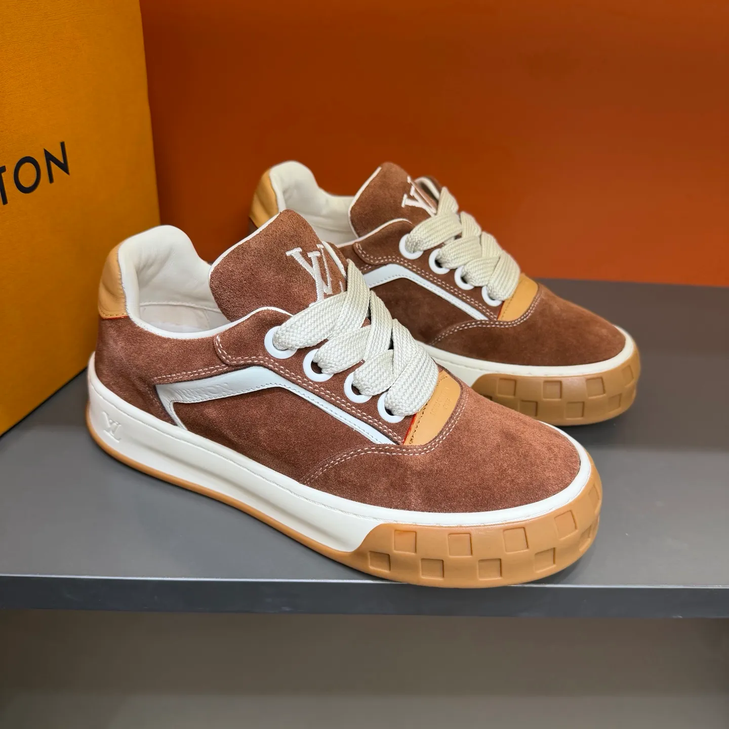 Factory price: 480💰Top version LV-Louis Vuitton-classic catwalk new model, empty glue process, original version 1:1 development! ! The upper foot is very comfortable. It is made of luxurious materials and fine workmanship. The midsole is printed with English letters "Made in Europe". The upper is made of calfskin imported from Italy. The side is decorated with the brand's LOGO and signature. The latest latex foot pads and mesh lining make the foot feel super comfortable. Original factory special supply of original two-color T men's shoes 💰U combination outsole. Bag technology Goodyear stitched edges Fabric: Exclusive custom first-layer cowhide Accessories: Exclusive private model Vuitton logo, lining: Customized silk mesh lining - first-layer silk cowhide lining Outsole: T men's shoes 💰U combination outsole wear-resistant, non-slip and anti-yellowing Foot pads: new latex pad-mesh sweat-absorbent Technology: fully computerized sewing machine wire drawing Toe cap Back cover Hot and cold shaping Full set of pull-top lasts, medium and low logo pattern, code number: 38-44, customized 45